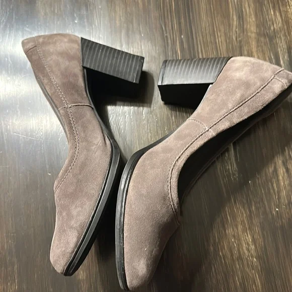 EUC Clarks Collection Suede Pumps size 7.5 - Picture 2 of 7